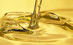 oil pouring close up
